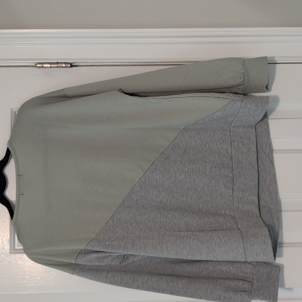 Steve Madden V Neck Top. Size L. NWT - Picture 6 of 7